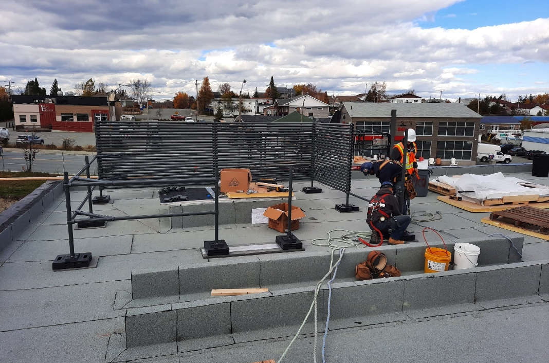 Photo d'une installation en cours sur le toit d'un immeuble