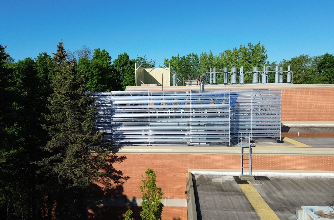 Photo d'installation sur le toit d'un immeuble