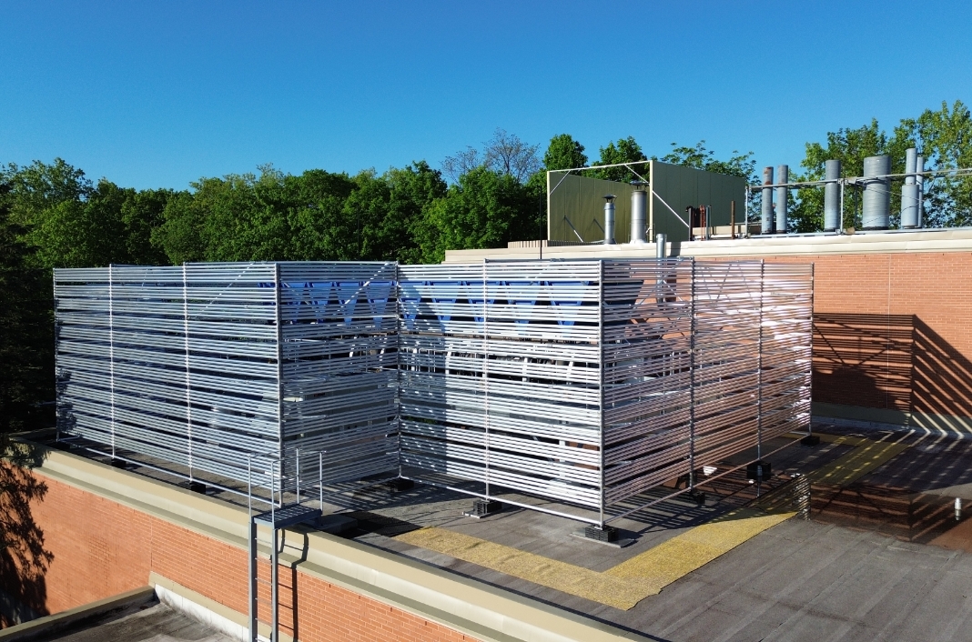 Photo d'installation sur le toit d'un immeuble